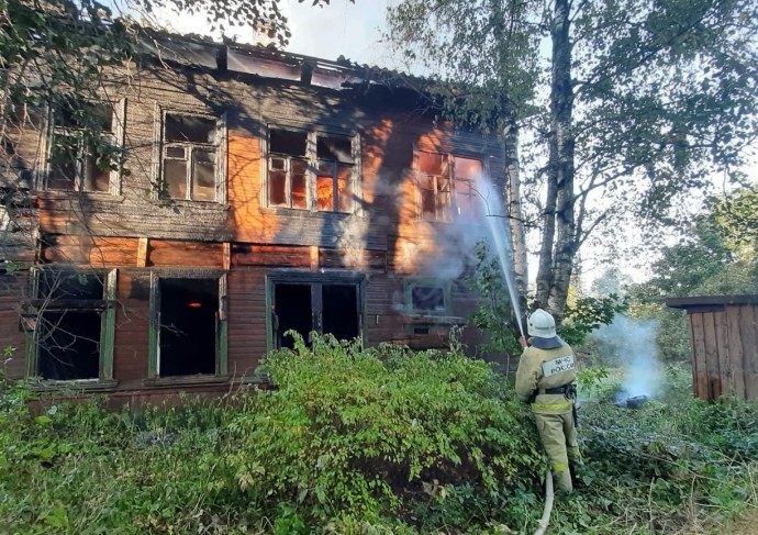 В Окуловке сгорел расселённый дом на улице Ленина