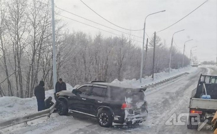 "Не вписался в поворот:" внедорожник врезался в дорожное ограждение в Ногликах