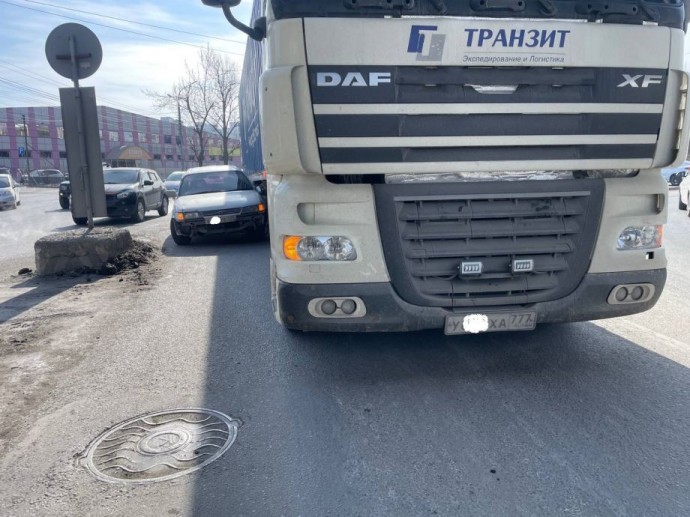 «Блатные буковки»: во Владивостоке водитель на «криминальных» номерах въехал в фуру