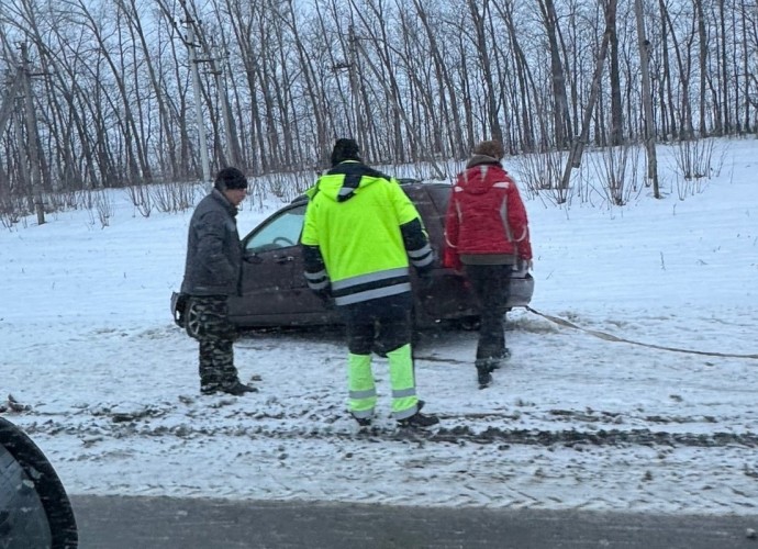 Под Пензой легковой автомобиль улетел с дороги в кювет