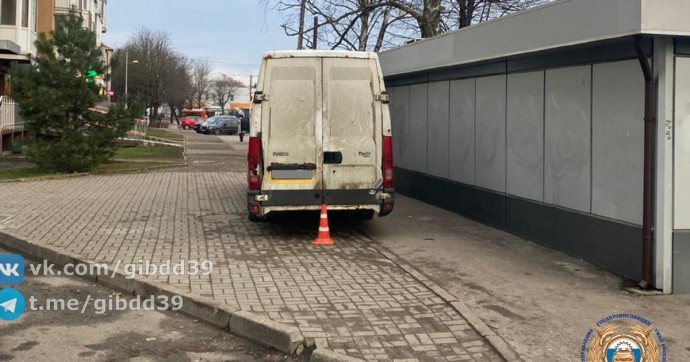 На Дзержинского водитель микроавтобуса сдал назад и сбил женщину, стоявшую на тротуаре