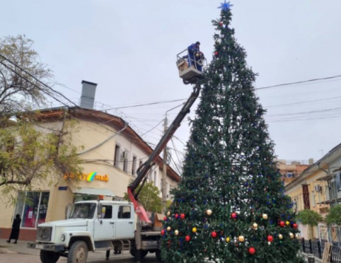 Где в Астрахани появится новогодние елки в этом году 