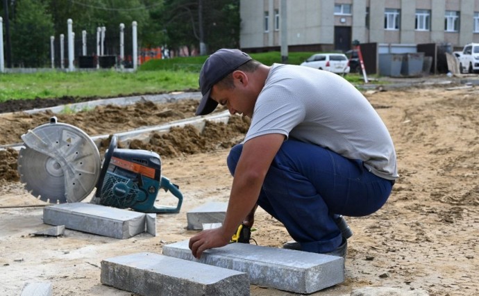 В парке "Застава" в Ногликах возобновились работы по благоустройству