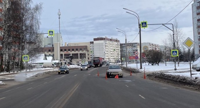 В Великом Новгороде мужчина на иномарке сбил человека на пешеходном переходе