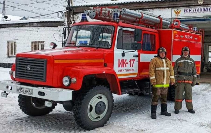 Пожарные ИК-17 УФСИН спасли дом от огня в Омутнинске