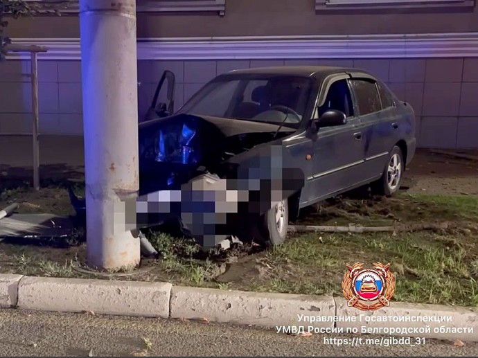 В центре Белгорода пьяный водитель врезался в опору ЛЭП