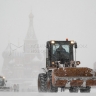 Городские службы продолжают очищать улицы Москвы от снега