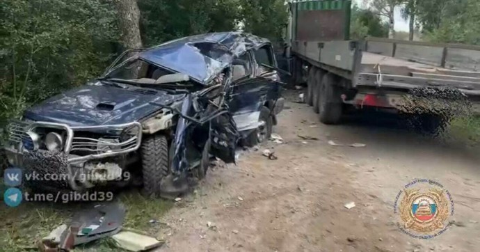 В Славском районе внедорожник на узкой дороге врезался в грузовик, есть погибший