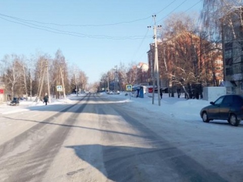 В Мордовии водитель "Шевроле Лачетти" врезался в здание после наезда на припаркованные авто