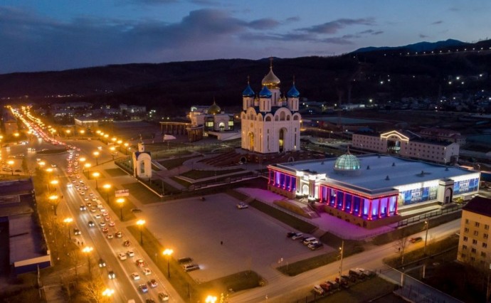 Фасады зданий с муралами в Южно-Сахалинске украсит архитектурная подсветка