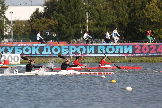 Более 800 спортсменов приняли участие в соревнованиях по гребле в Крылатском