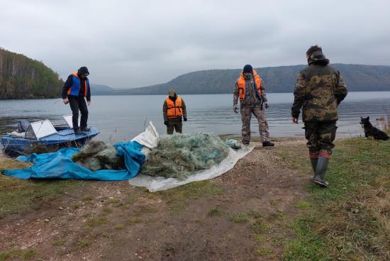 В акватории водных объектов Иркутской области выловили почти 13 километров брошенных сетей