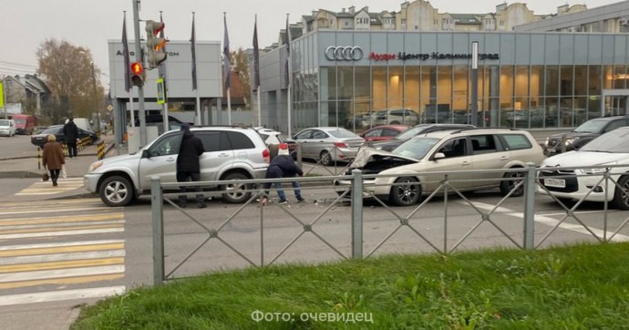 Очевидец: столкновение внедорожника и седана образовало пробку на Московском проспекте (фото)