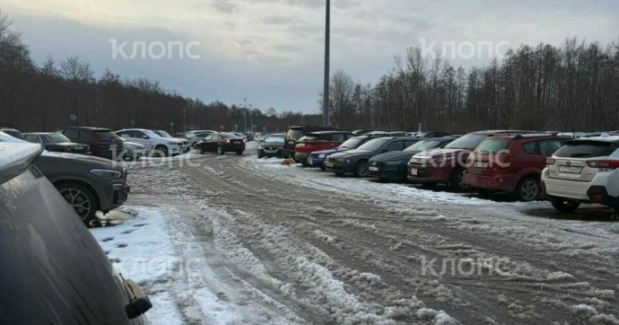 «Каша из мокрого снега»: парковку в Храброво не чистили от осадков