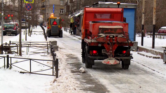 Перед Рождеством Петербург убирают более 7 тысяч дворников