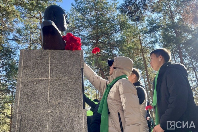 В Якутске возложили цветы к памятникам основателям лесного хозяйства