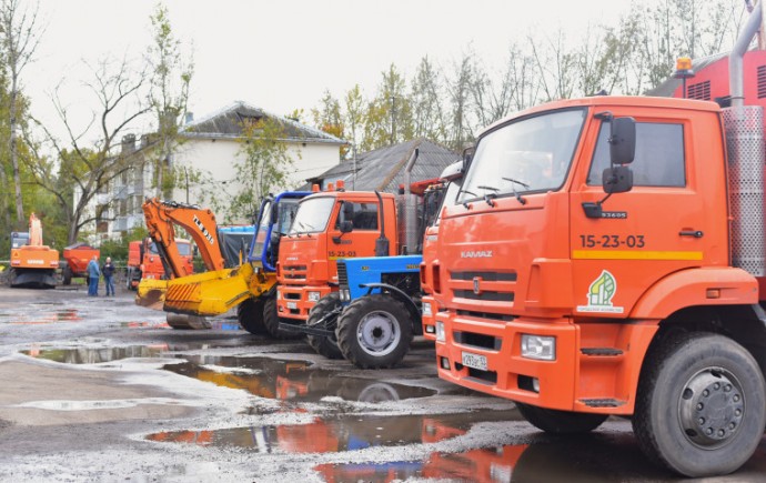 В Великом Новгороде Горхоз готовит технику к работе в зимний период