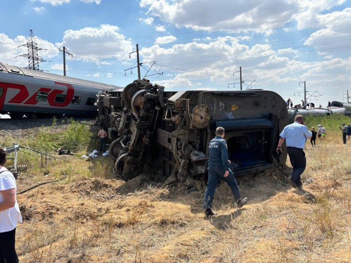 812 человек ехали в сошедшем с рельсов в Волгоградской области поезде. Возбуждено уголовное дело