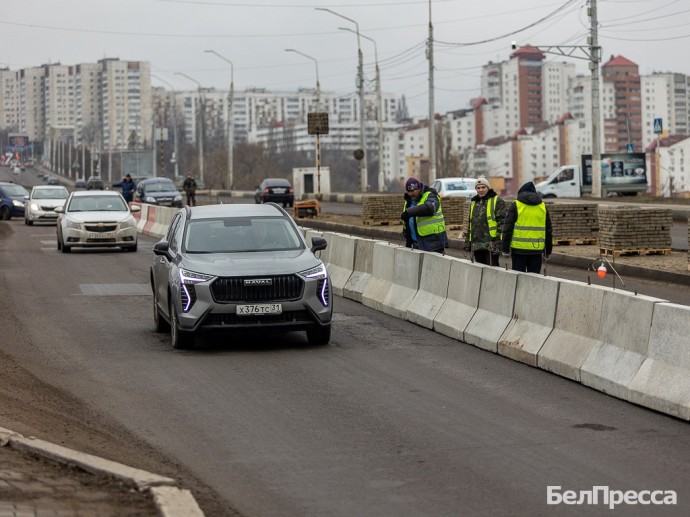 На мосту через Везёлку в Белгороде перекрыли одну полосу на спуск