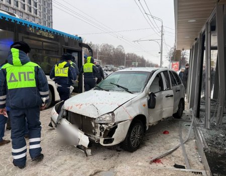 В Уфе стало известно состояние сбитого на остановке мальчика