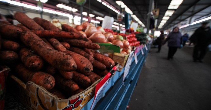 Эксперты рассказали, какие популярные продукты опасно мыть перед употреблением