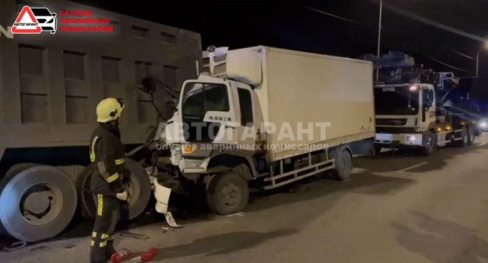 Водителя пришлось вырезать. Во Владивостоке произошло смертельное ДТП с большегрузом