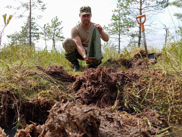 В Чудовском районе поисковики обследовали место вынужденной посадки Пе-2