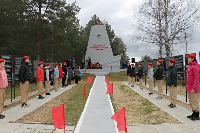 В селе Павловск Вилегодского округа открыли обновленный обелиск