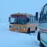 В Приамурье водитель пожарной части помог школьному автобусу, попавшему в беду