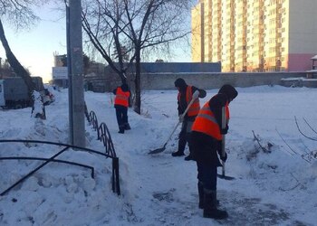 В Благовещенске очищали территории автобусных остановок