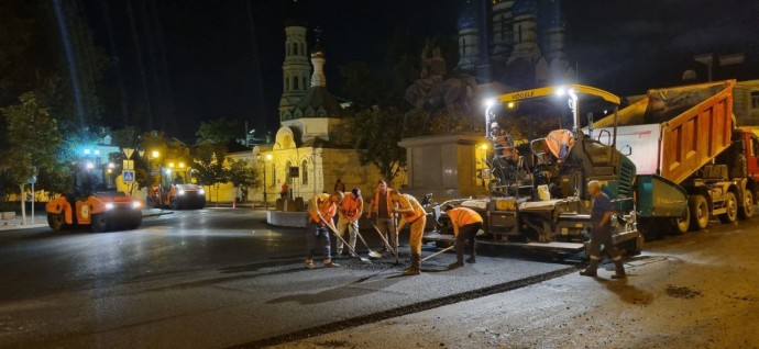 В Астрахани по ночам ремонтируют улицу Калинина