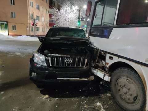 В Рузаевке ПАЗ столкнулся с "Ленд Крузером", пострадали три человека