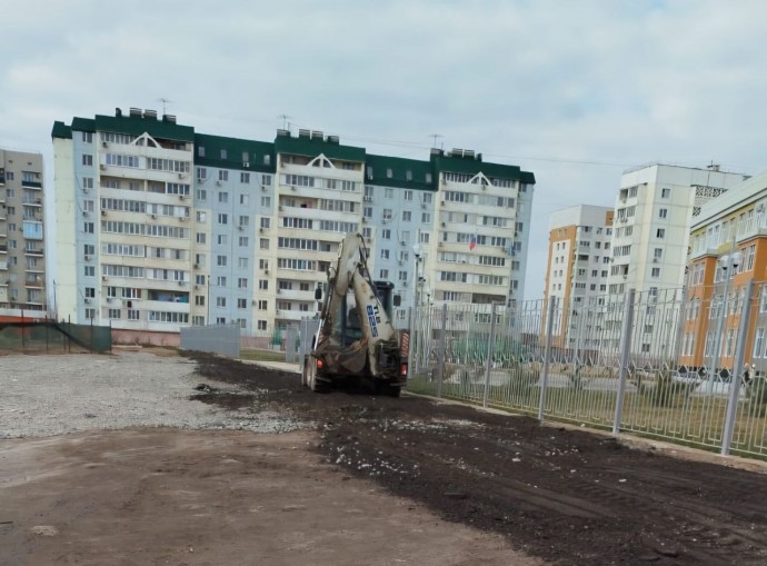 В Астрахани подсыпали проблемную дорогу к новой школе