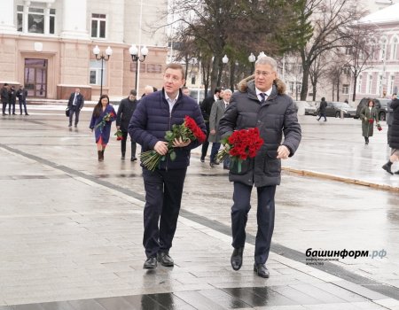 Глава Алтая и Радий Хабиров в Уфе возложили цветы к памятнику Шаймуратову