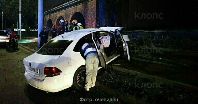 Ехали из бара и едва не улетели в озеро: в ночном ДТП на Черняховского пострадали парни и девушки от 17 до 19 лет