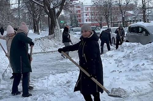 Благовещенцы вышли на общегородской субботник после аномального снегопада