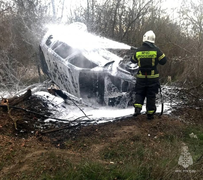 В Красногвардейском районе машина улетела в кювет и загорелась