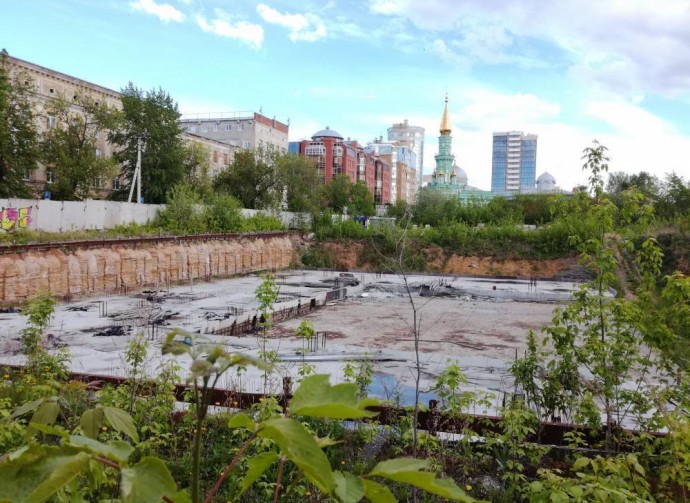 На участке рядом с Коммунальным мостом в Перми, где снесут недострой, начались работы