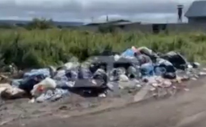 Эко-уголок в Корсаковском районе утонул в мусоре из-за жаждущих деликатесов туристов