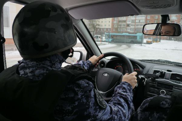 В Петербурге росгвардейцы помогли мальчику, который отвлекся и вышел не на той остановке