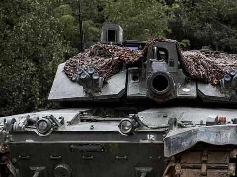 Танку Challenger 2 русский оператор-ас попал дроном прямо в люк водителя