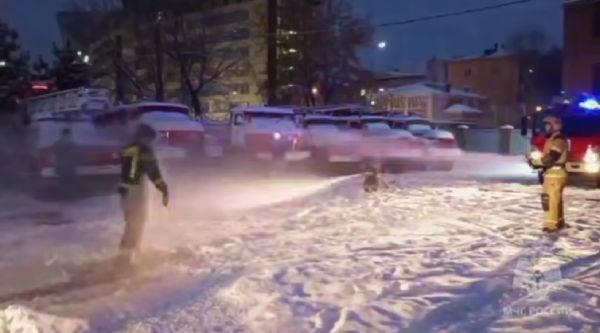 В Иркутске пожарного проводили на пенсию церемонией обливания из брандспойта