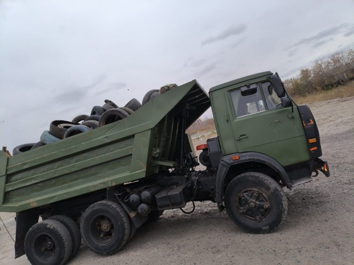 Новосибирцы грузовиками везут на свалку старые автопокрышки