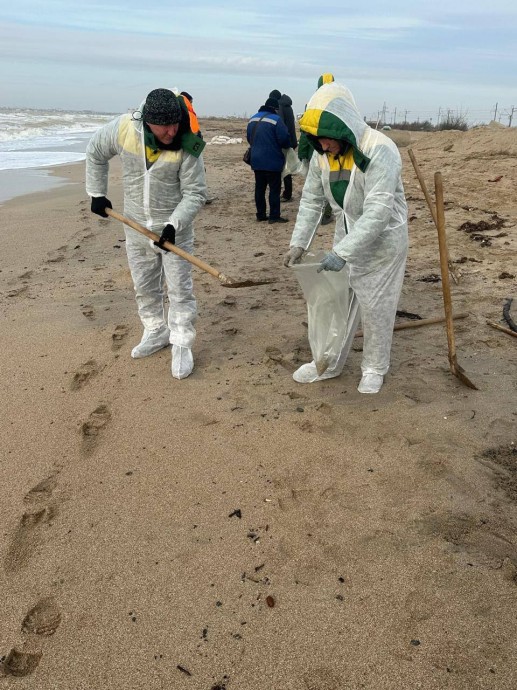 В Крыму собрали 476 тонн загрязненного мазутом песка и грунта