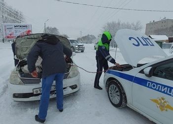 Полицейские помогают амурчанам-водителям в условиях непогоды