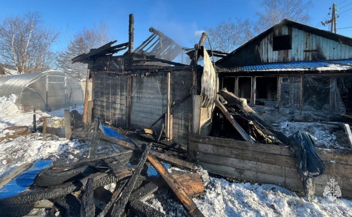 Пожар на улице Степной в Южно-Сахалинске распространился на 25 "квадратов"