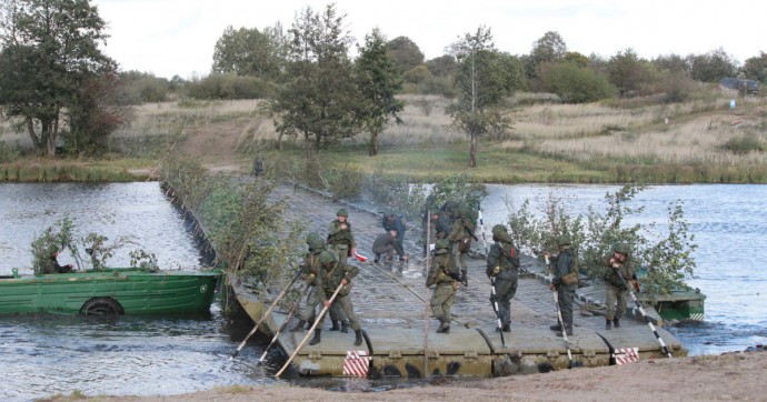 В Калининградской области военные Балтфлота навели понтонную переправу через водную преграду