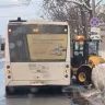 В центре Южно-Сахалинска не разъехались погрузчик и пассажирский автобус