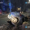 В центре города машина провалилась в коммунальную яму