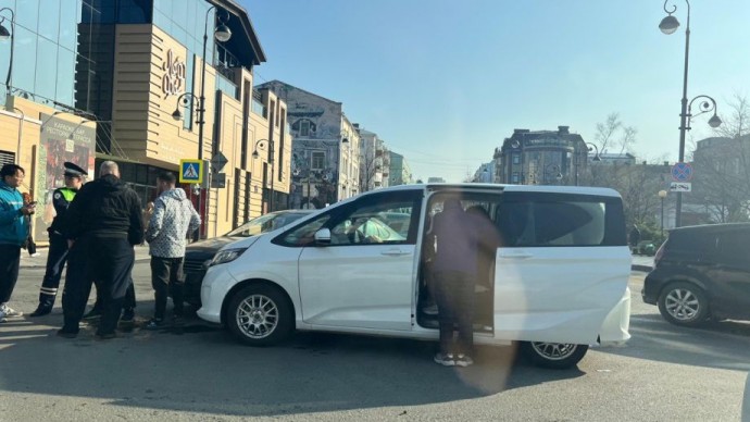 «Опять все колом»: владивостокцы устроили ДТП в центре города